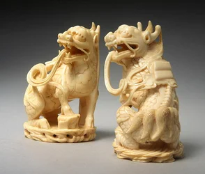 Paar geschnitzte Qilin